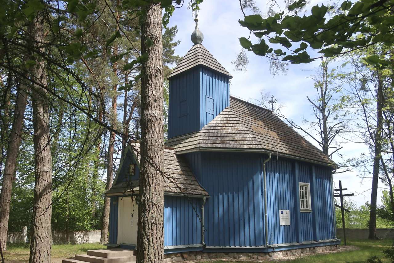 Blaue Holzkirche im Nordosten Polens