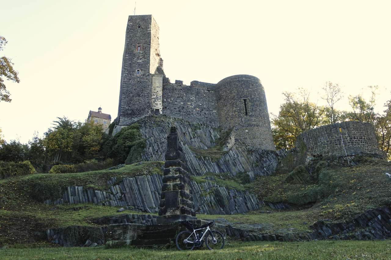 Gravelbike vor der Burg Stolpen in Sachsen