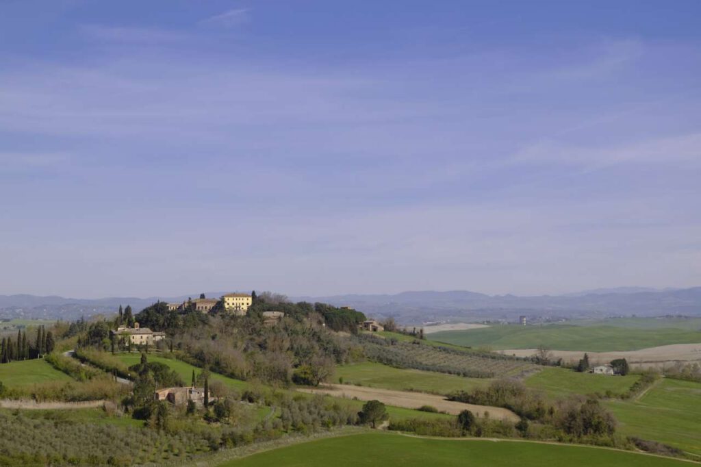 Panorama-Blick über die typische Landschaft der Toskana