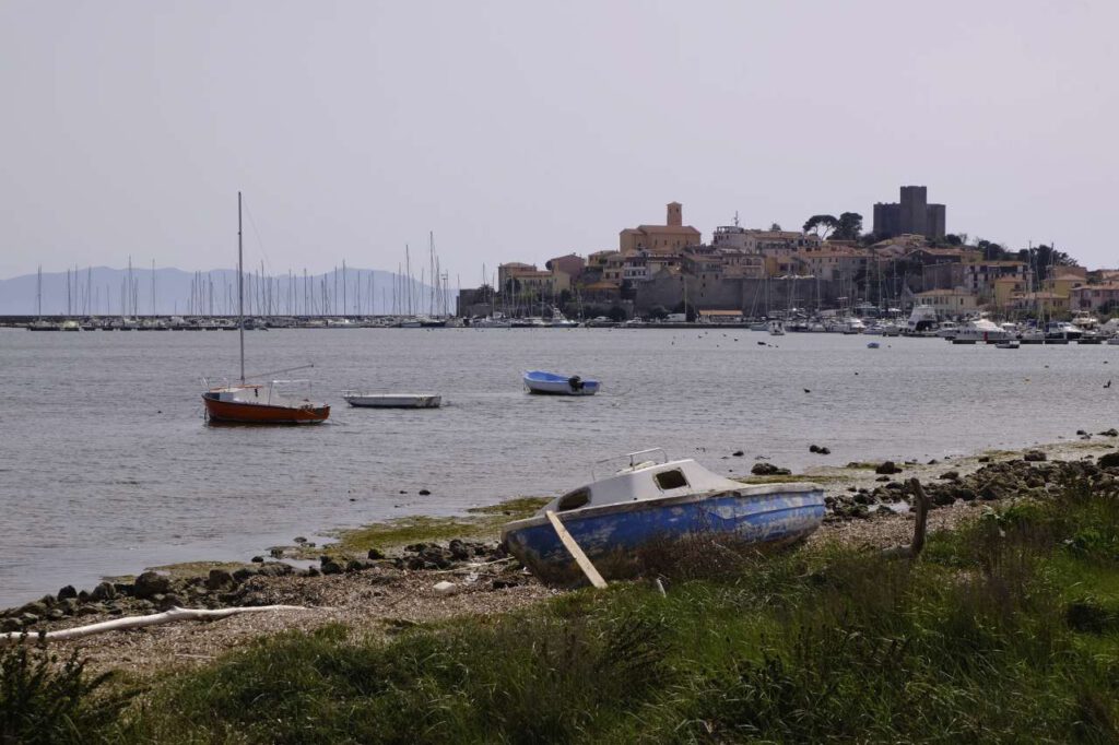 Meer und Hafen vor Talamone in der Toskana