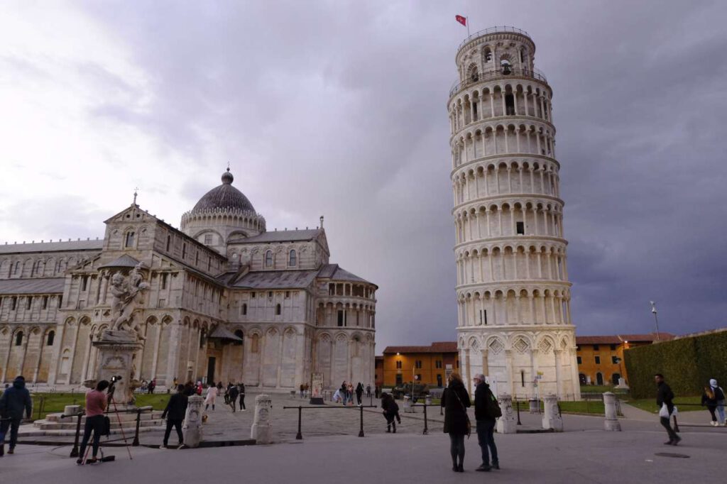 Der Dom Santa Maria Assunto und der Schiefe Turm von Pisa am Abend