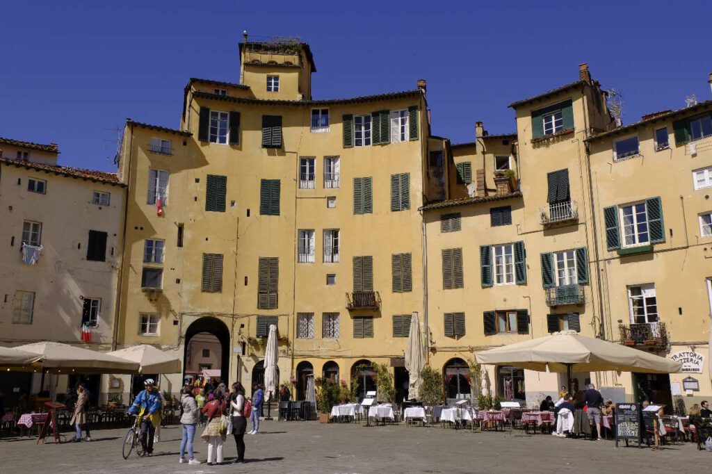 Cafés und Wohnhäuser auf der Piazza dell'Anfiteatro in Lucca in der Toskana