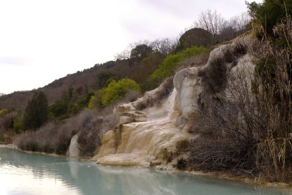 Helle Steine geschmeidig gemacht von einem Thermalwasserfall in der Toskana