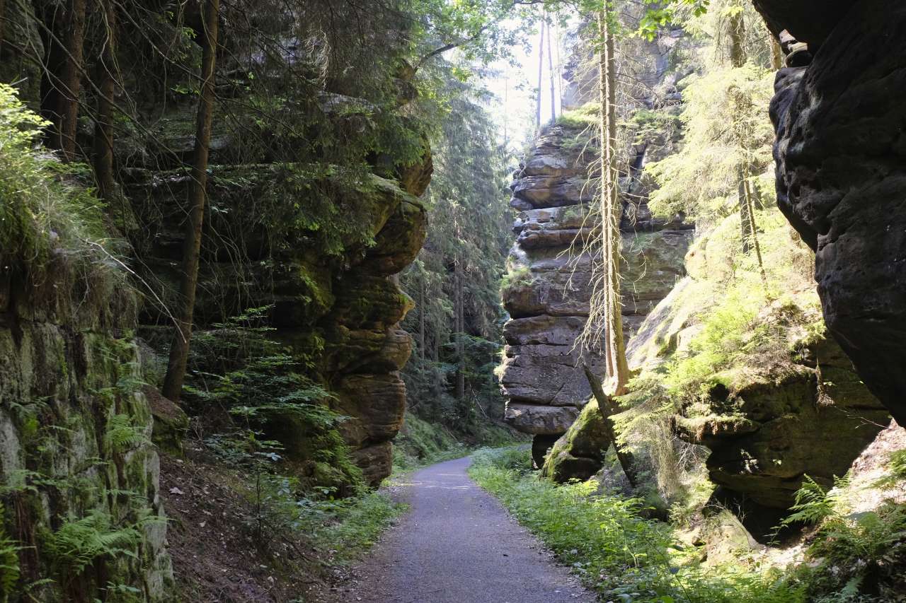 Schotterweg zwischen zwei Felsen in der Sächsischen Schweiz