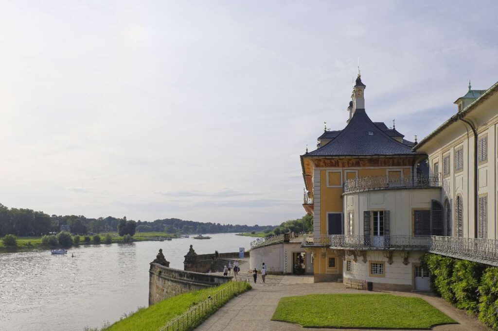 Seitlicher Blick auf Schloss Pillnitz und die Elbe