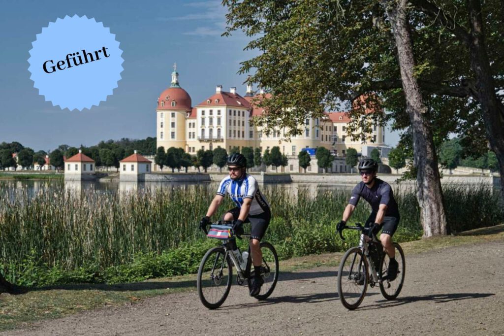 Gravelbiker vor Schloss Moritzburg in Sachsen