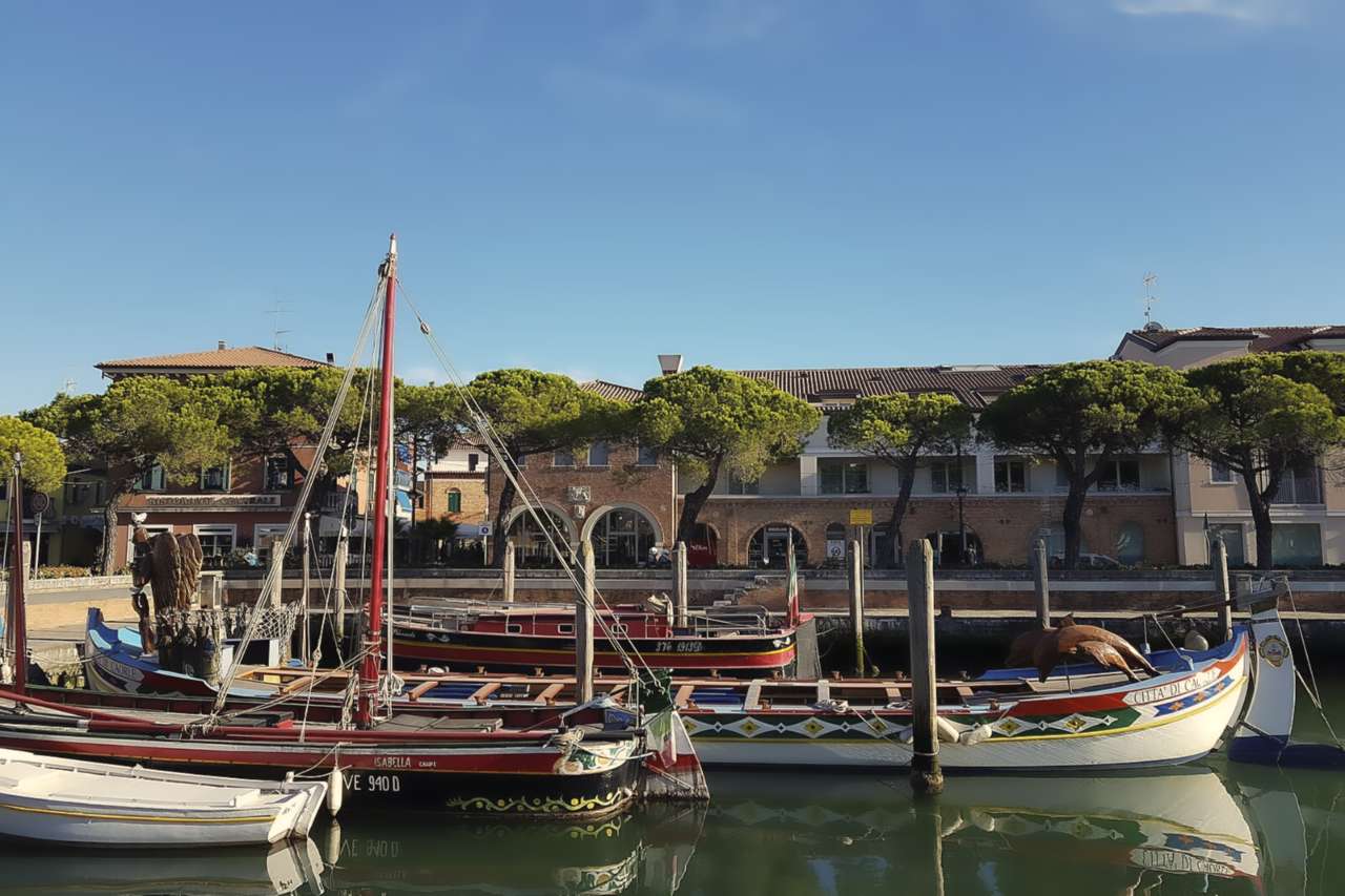 Hafen mit traditionellen bunten Booten in Caorle, Venetien, Italien