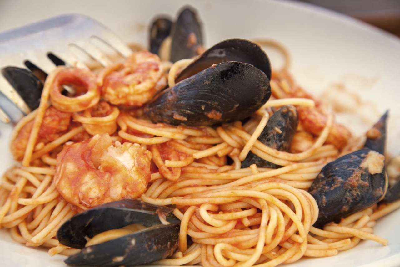 Spaghetti mit Meeresfrüchten in Tomatensoße