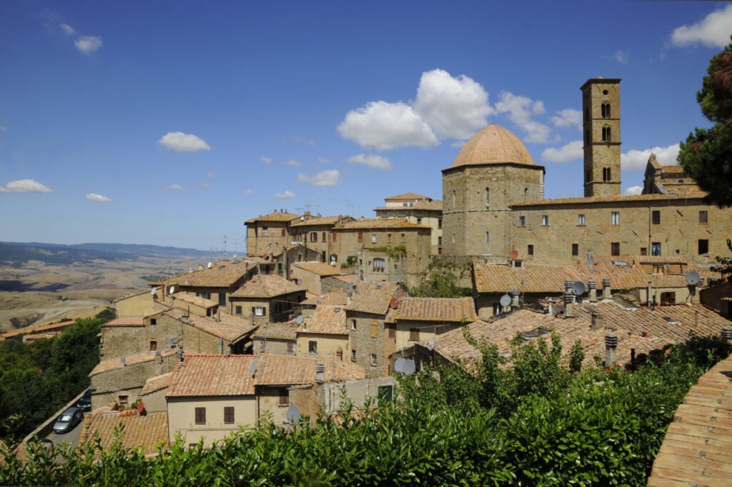 Blick von einem Aussichtspunkt auf die Altstadt von Volterra