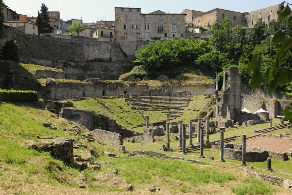 Ruinen des Teatro Romano in Volterra mit Säulen und Sitzplätzen