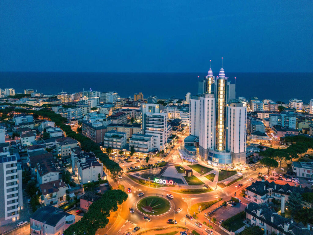 Vogelperspektive auf Jesolo bei Nacht